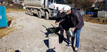 Mirna soseska, polozitev temeljnega kamna, Janez Prosenik in Dusan Skerbis, foto Lapego (1)